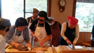 【画像】そばを切っています