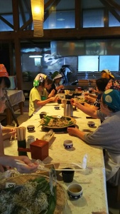 【画像】みんなでそばをいただきます！