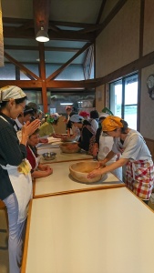 【画像】そばをこねています