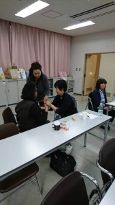 【画像】触手話で交流